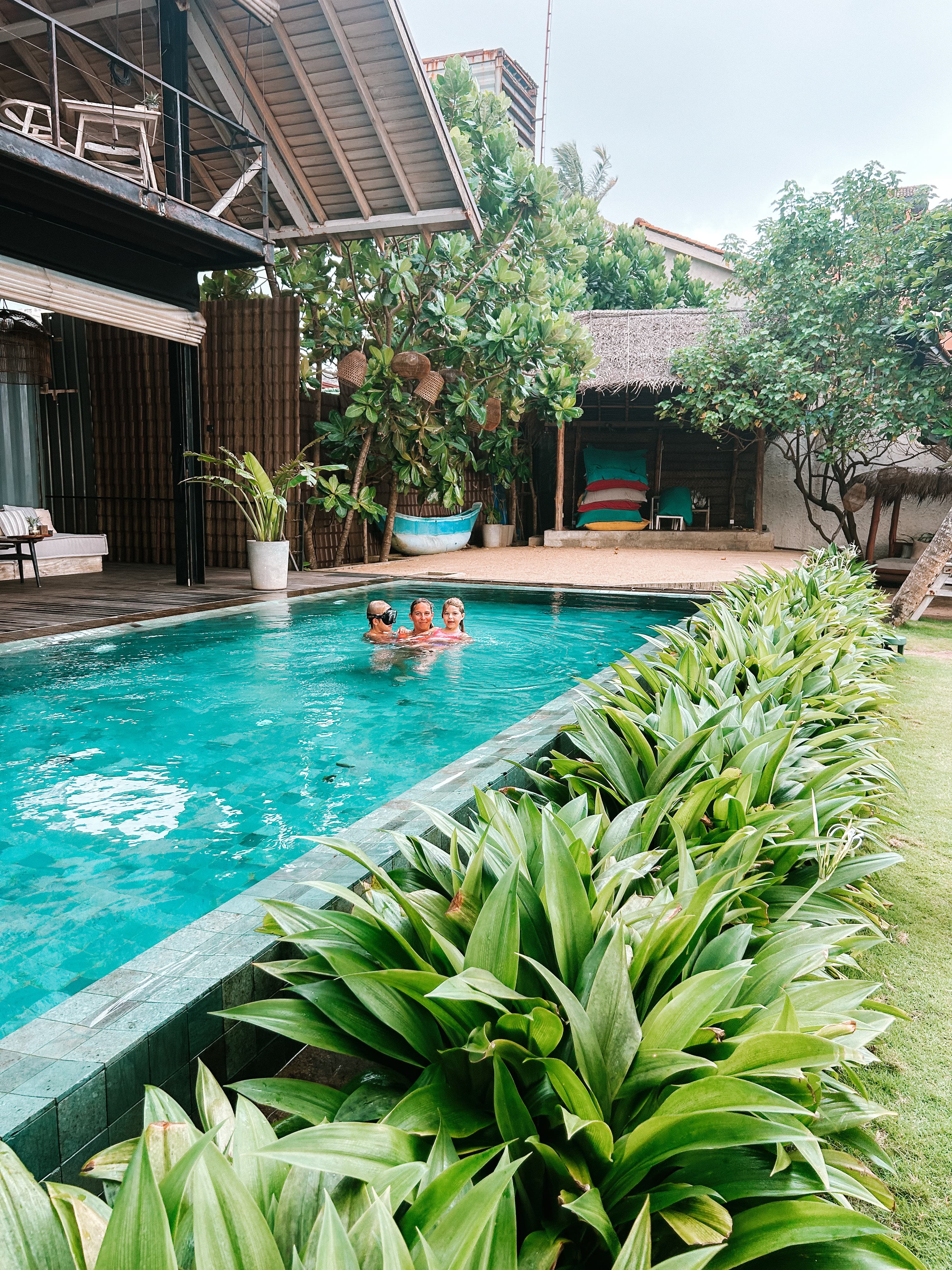 Zon, Zee en Skyline: Een Dag van Strandgenot en Dineren op het Dak