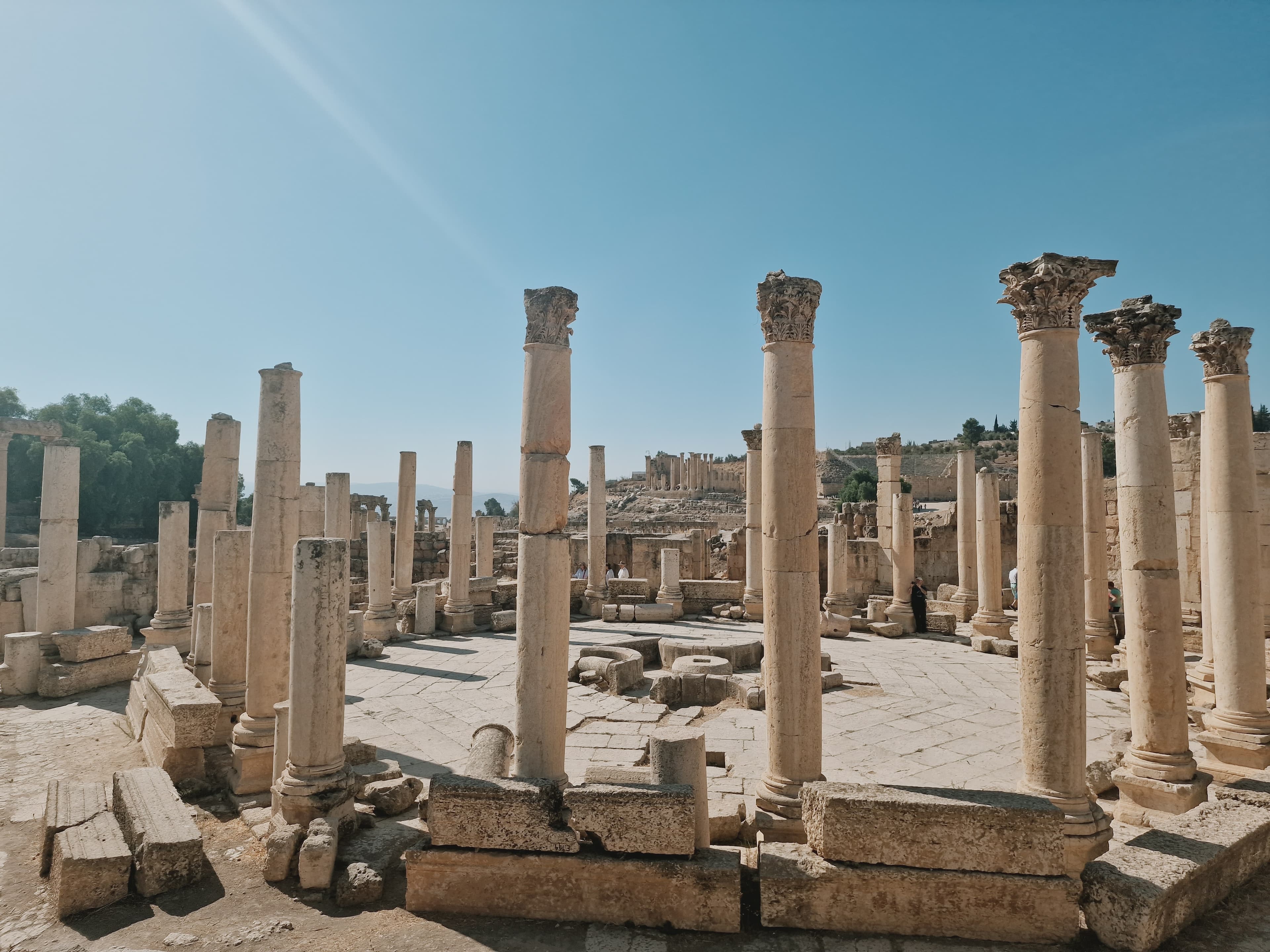 Explorer les ruines anciennes de Jerash