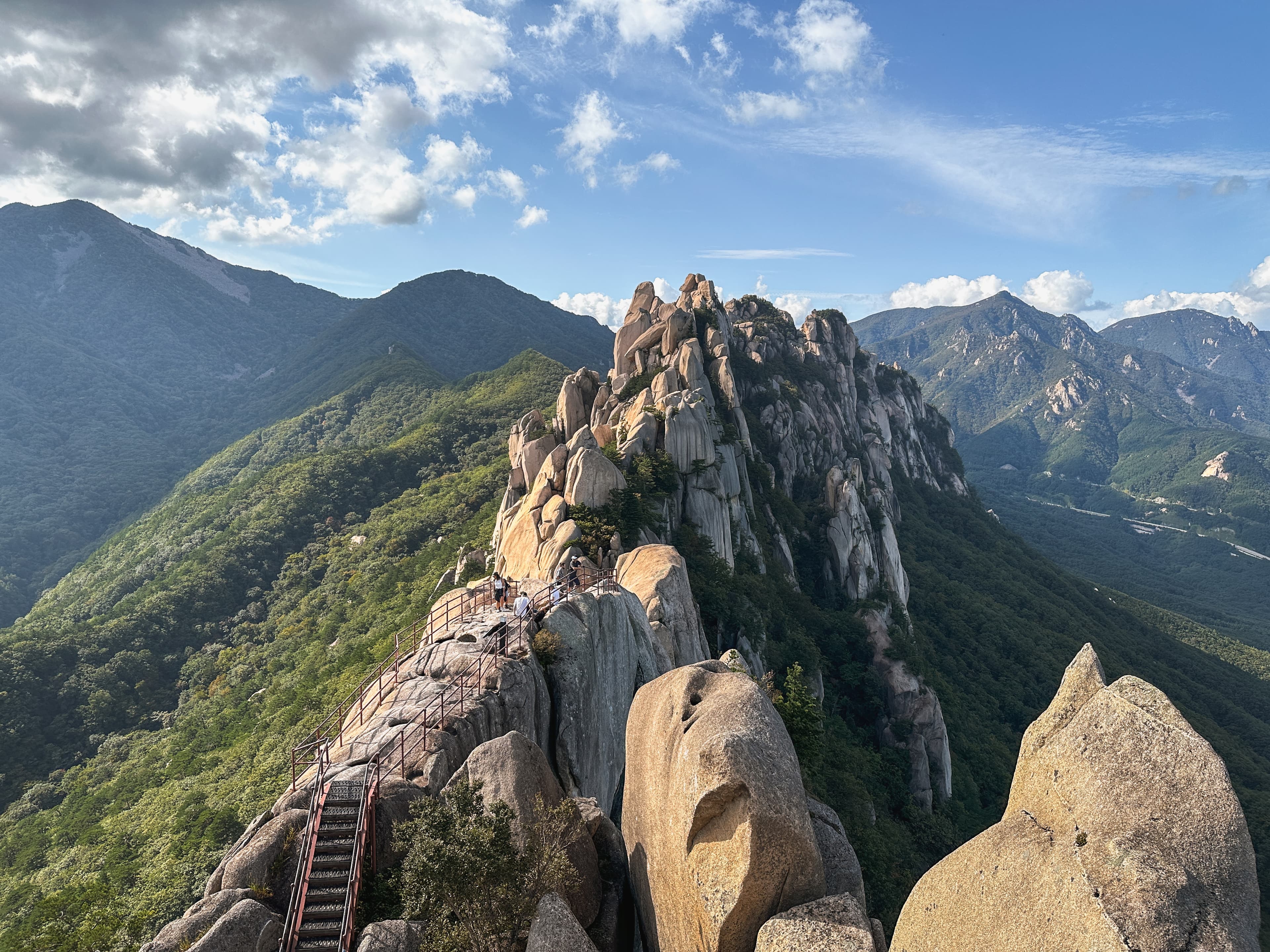Randonnée vers le rocher Ulsanbawi dans le parc national de Seoraksan