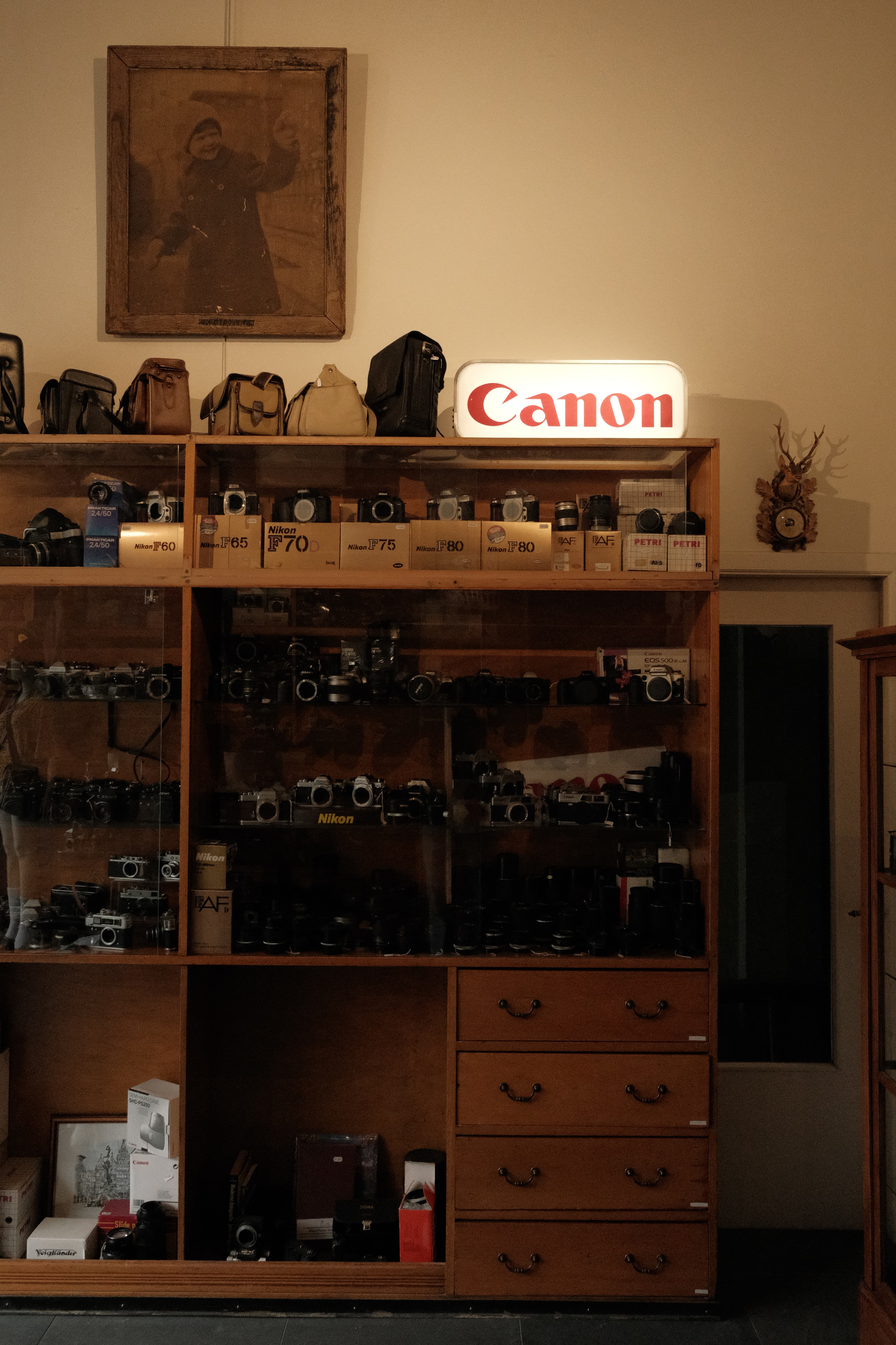 Discover vintage photography gear at OldCamShop in Antwerp